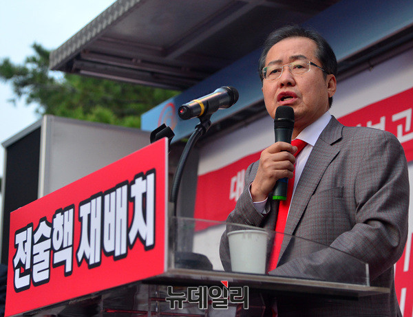 자유한국당 홍준표 대표가 15일 대구에서 열린 전술핵 재배치 대국민보고대회에 참석에 발언하고 있다. ⓒ뉴데일리 공준표 기자
