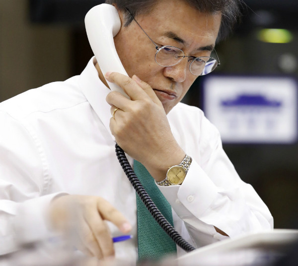 ▲ 문재인 대통령이 15일 저녁 아베 신조 일본 내각총리대신과 정상간 통화를 하고 있다. 이날 정상간 통화에서 아베 총리는 이 시점에서의 800만 달러 대북 지원을 적절치 않다고 재고를 호소했으나, 문재인 대통령은 대북 지원을 하고야 말겠다는 의지를 내비친 것으로 전해졌다. ⓒ청와대 제공