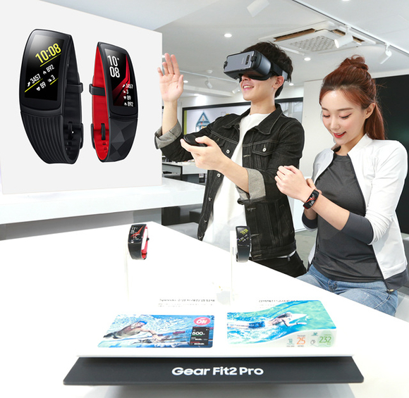▲ 삼성전자가 '기어 핏2 프로'와 '기어 VR with Controller'를 출시한다고 15일 밝혔다. ⓒ삼성전자