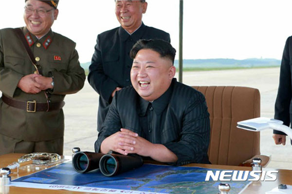 ▲ 지난 15일 '화성-12형' 중거리 탄도미사일(IRBM) 발사 장면을 보며 좋아하는 김정은. ⓒ뉴시스. 무단전재 및 재배포 금지.