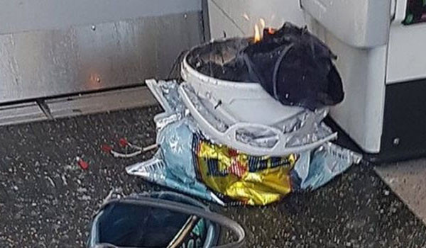 객차 내에서 소규모 폭발 이후 불에 타고 있는 사제폭탄. ⓒ英BBC 관련보도 화면캡쳐-시청자 SNS 영상