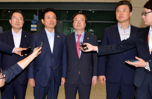 ▲ 자유한국당 방미 의원외교단이 16일 귀국해 인천국제공항에서 약식기자회견을 갖고 있다. 사진 왼쪽부터 백승주 이철우 강효상 윤영석 의원. ⓒ뉴시스 사진DB