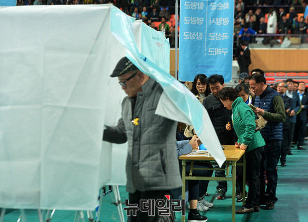 ▲ 더불어민주당의 지난 대선후보 선출을 위한 경선 과정에서 호남 지역 권리당원들이 당원투표를 하고 있다. ⓒ뉴데일리 사진DB