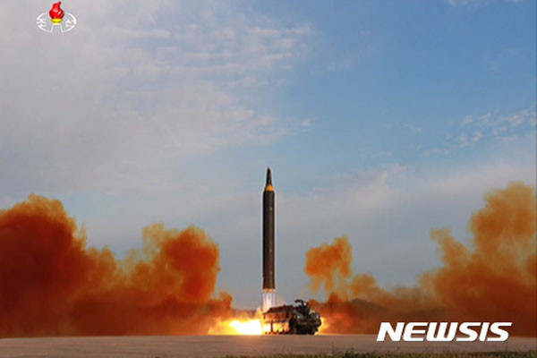 ▲ 북한은 지난 15일 오전 6시 55분경 평양 순안비행장에서 동쪽을 향해 '화성-12형' 탄도미사일을 발사했다. ⓒ뉴시스. 무단전재 및 재배포 금지.