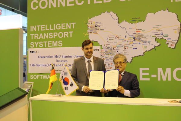 ▲ 대구시는 12~15일 독일 프랑크루프트에서 열린 모터쇼에 참석해 작센주 자동차클러스터협회와 MOU를 체결했다(안드레아스 베키틀러 대표와 김연창 부시장).ⓒ대구시