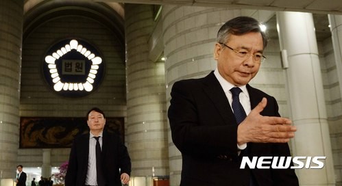 ▲ 이재용 부회장 공판에 참석한 박영수 특별검사, 뒤는 윤석열 특검 수사팀장(현 서울중앙지검장). ⓒ 사진 뉴시스