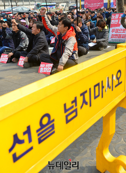 ▲ 민노총이 올해 3월29일 서울 세종로소공원에서 '세상을바꾸는 대선 노동존중 평등사회로'라는 주제의 결의대회를 개최한 모습. ⓒ뉴데일리 공준표 기자.