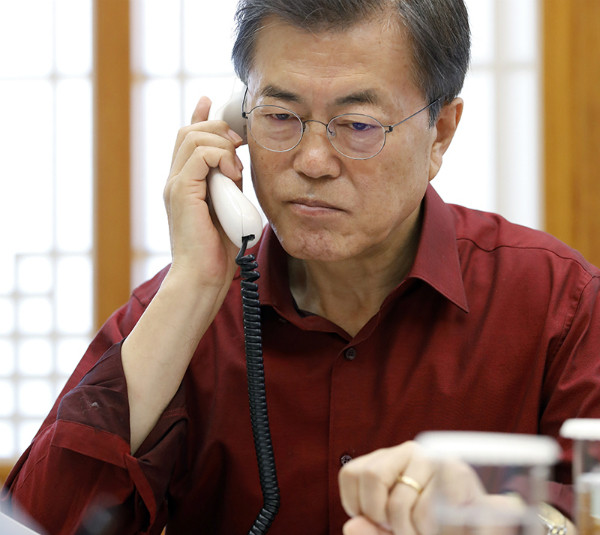 ▲ 문재인 대통령이 17일 오전 청와대에서 도널드 트럼프 미국 대통령과 통화를 하면서, 심각한 표정으로 수화기에 귀를 기울이고 있다. ⓒ청와대 제공