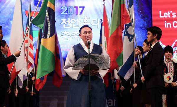 ▲ 구본영 천안시장이 ‘천안흥타령춤축제2017’ 폐막을 선언하고 있다.ⓒ천안시