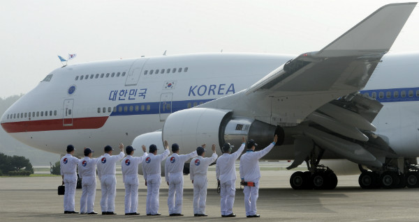 ▲ 800만 달러 대북 지원 문제를 국내에 덜렁 던져둔 채 미국 뉴욕을 향해 떠나는 문재인 대통령을 배웅하는 우리 국민들의 마음이 그 어느 때보다 무겁다는 지적이 나온다. 사진은 지난 7월초 G20정상회의가 열리는 독일을 향해 문재인 대통령을 실은 전용기가 출발하려 하는 모습. ⓒ뉴시스 사진DB