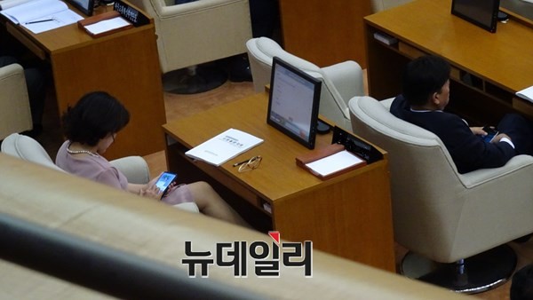 18일 권선택 대전시장이 대전시의회 본회의장에서 시정질의에 대한 답변을 하고 있으나 B의원은 휴대폰을 검색을 계속하고 있다.ⓒ김정원기자