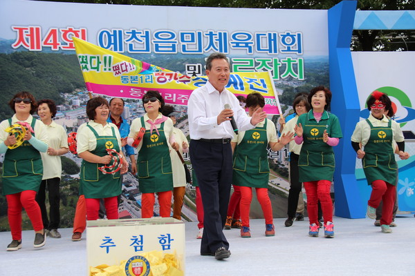 ▲ 제4회 예천읍민체육대회에서 이현준 군수가 무대에 올라 노래를 부르고 있다.ⓒ예천군