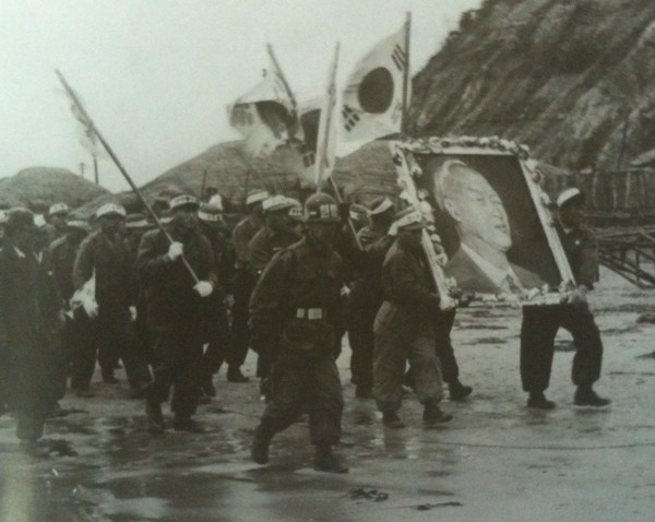 ▲ 석방된 반공포로들이 이승만 대통령 초상화와 태극기를 들고 행진하고 있다.(자료사진)