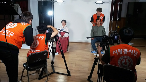 ▲ 청주대 영화학과 학생들이 18일 청주시 문의면 주민센터에서 ‘행복한 장수사진’을 촬영한 뒤 포즈를 취하고 있다.ⓒ청주대