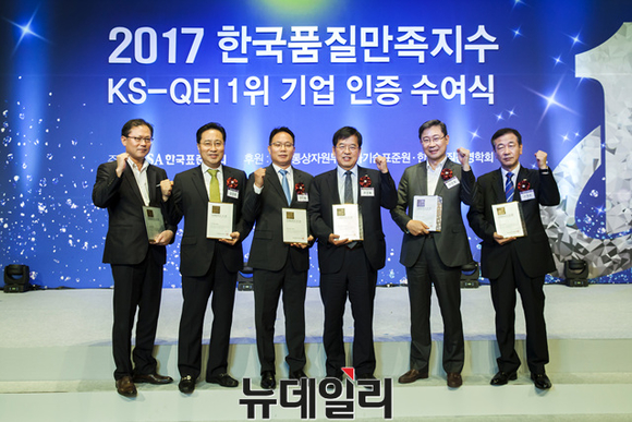 ▲ 사진 왼쪽부터 김종철 품질경영 담당이사, 김성천 바닥재 담당이사, 연진흠 실리콘 담당이사, 문정철 기술영업본부장, 이창열 품질분석 담당이사, 신영준 도료 담당이사.ⓒKCC