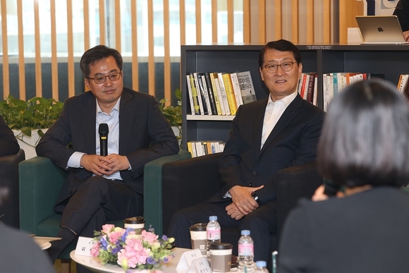 ▲ 김동연 경제부총리(왼쪽)와 위성호 신한은행장이 18일 서울 중구 소재 신한은행 본점에서 진행된 여성고용 관련 신한은행 직원과의 간담회에서 신한은행 직원들의 의견을 경청하고 있다. ⓒ 신한은행