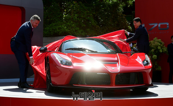 ▲ 페라리가 18일 오후 서울 신라호텔 영빈관에서 브랜드 출범 70주년을 기념하는 축하행사를 갖고, 70주년 기념 아이콘 라페라리 아페르타를 국내 최초 공개했다. ⓒ뉴데일리