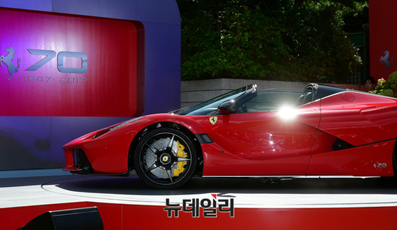 ▲ 페라리가 18일 오후 서울 신라호텔 영빈관에서 브랜드 출범 70주년을 기념하는 축하행사를 갖고, 70주년 기념 아이콘 라페라리 아페르타를 국내 최초 공개했다. ⓒ뉴데일리