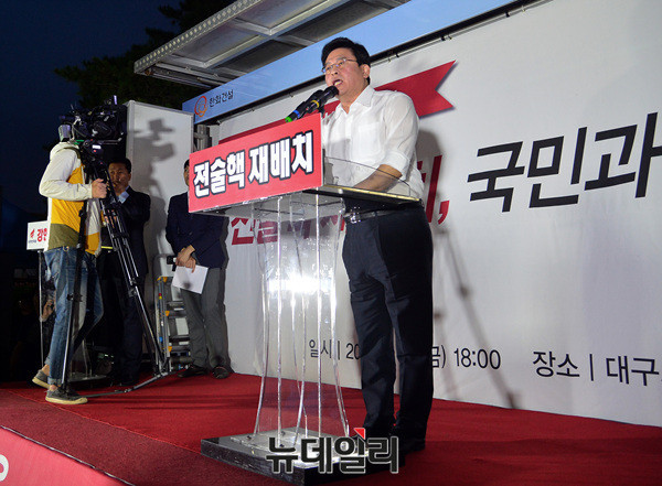 ▲ 美전술핵 재배치를 촉구하는 국민보고대회에서 발언하는 정우택  자유한국당 원내대표. ⓒ뉴데일리 DB.