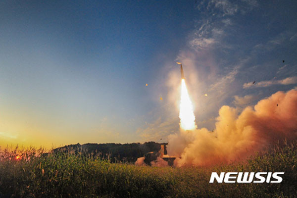 ▲ 문재인 정부가 北미사일 도발 때면 '무력시위'용으로 쏘는 '현무-2' 탄도미사일의 발사 장면. ⓒ뉴시스. 무단전재 및 재배포 금지.