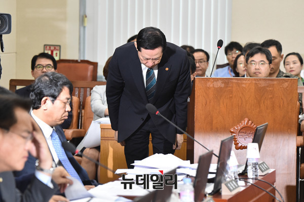 ▲ '참군인' 송영무 국방부장관이 허리를 깊숙이 숙이고 있다. 송영무 장관은 문정인 청와대 외교안보특보를 비판했다는 이유로 19일 공개적으로 엄중 주의 조치를 받았다. ⓒ뉴데일리 이종현 기자