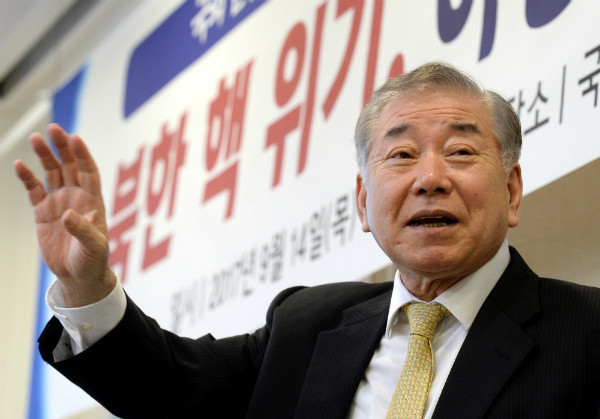 ▲ '외교 상왕' 문정인 청와대 외교안보특보가 북핵 위기를 다룬 한 토론회에서 손을 들어 주의를 집중시키고 있다. ⓒ뉴시스 사진DB