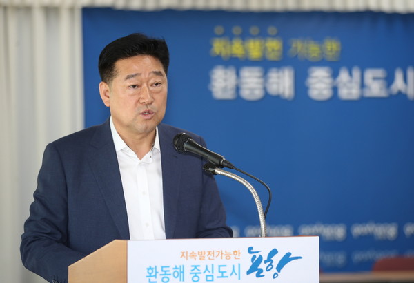 ▲ 오훈식 환경녹지국장은 18일 시청에서 정례브리핑을 갖고 도심 내 대규모 도시숲 조성 등에 대해 설명하고 있다.ⓒ포항시