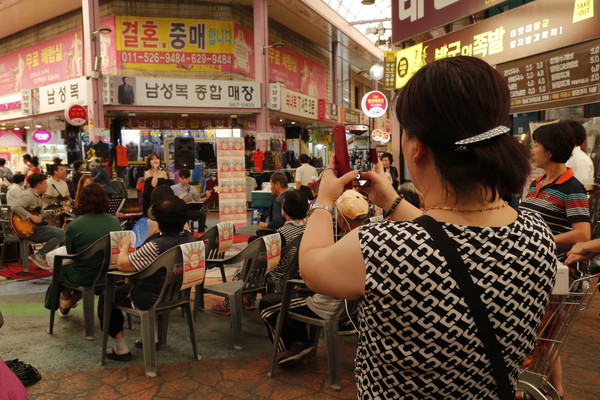 ▲ 서남신시장에서 열린 재즈그룹 멜로윙의 공연 장면.ⓒ서남신시장 상인회