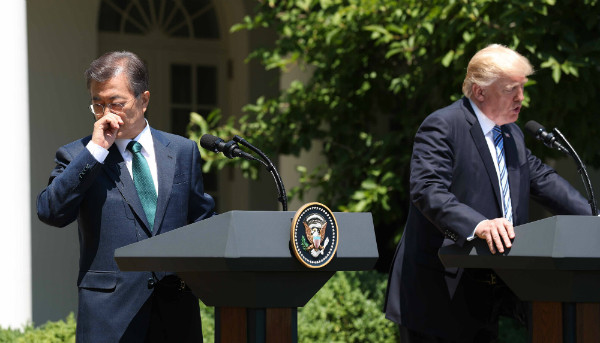 ▲ 도널드 트럼프 미국 대통령의 19일 저녁 유엔총회 기조연설로 문재인 대통령의 '대화' 의지가 시험대에 서게 되지 않겠느냐는 우려가 나온다. 사진은 지난 6월 한미정상회담 당시 문재인 대통령의 트럼프 대통령의 모습. ⓒ뉴시스 사진DB