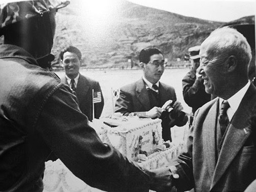▲ 공정식 해병장교에게 생일 케이크를 직접 선물하는 이승만 대통령. 종 장군은 이 사진을 가보처럼 아낀다고 했다.