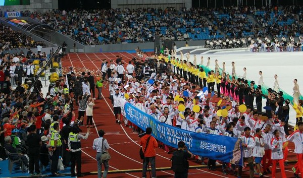 ▲ 지난 15일  ‘제37회 전국장애인체육대회’에 입장하는 충북선수단.ⓒ충북도