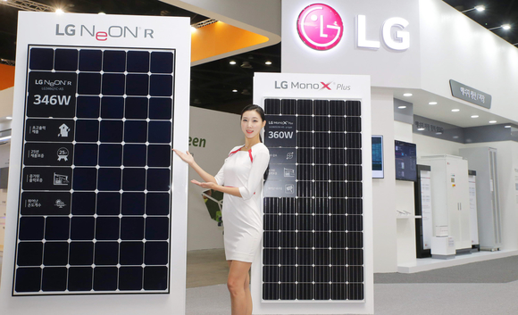 ▲ LG전자 모델이 국내 최대 출력과 최고 효율을 갖춘 태양광 모듈 '네온 R'을 소개하고 있다. ⓒLG전자