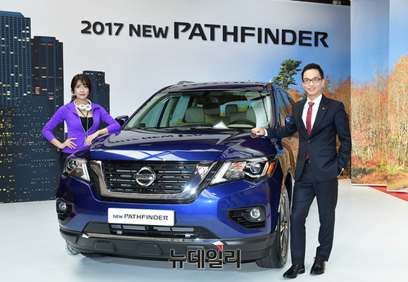 ▲ 허성중 한국닛산 대표이사가 19일 오전 서울 성동구 스튜디오 레이어57에서 7인승 대형 패밀리 SUV '2017 뉴 닛산 패스파인더' 출시행사에서 포토타임을 갖고 있다. ⓒ뉴데일리