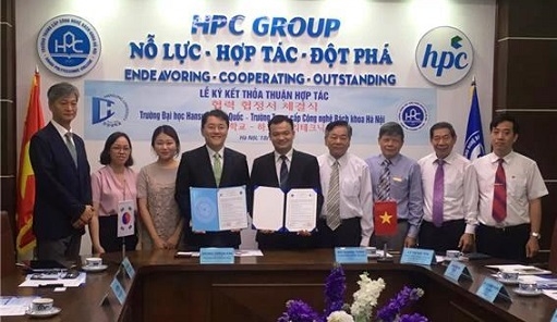 ▲ 19일 베트남 하노이포리텍대학에서 열린 '교육협정 체결식'에서 한성대학교 국제교류원 관계자 등이 기념사진을 촬영하고 있다. ⓒ한성대