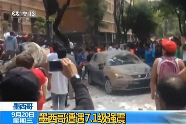 ▲ 사진은 지진에 놀란 멕시코 시민들이 거리로 나와 있는 모습.ⓒ中'CCTV' 보도영상 화면캡쳐