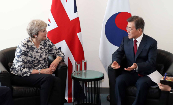 ▲ 테레사 메이 영국 총리와 문재인 대통령(사진 왼쪽부터)이 20일 새벽(한국시각) 미국 뉴욕에서 정상회담을 갖고 있다. ⓒ뉴시스 사진DB