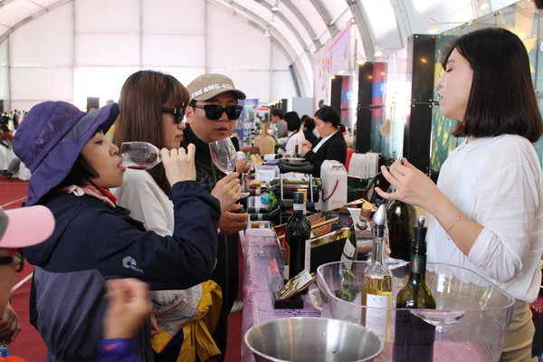 ▲ 지난해 열린 대한민국 와인축제장에서 관광객들이 시음을 하고 있다.ⓒ영동군