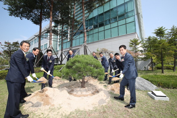 ▲ 포항금속소재산업진흥원(이하 POMIA)은 19일 이강덕 이사장, 문명호 포항시의회 의장, 나주영 철강관리공단 이사장, 지역 중소기업 대표 등 100여명이 참석한 가운데, 향후 지역 중소기업 성장을 견인할 비전 선포식으로 창립 10주년 행사를 가졌다.ⓒ포항시