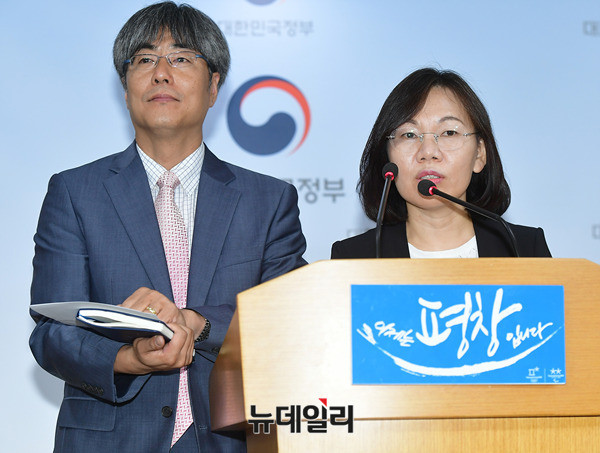 ▲ 이희진 신고리 5·6호기 공론화위원회 대변인(오른쪽), 이윤석 부대변인(왼쪽) ⓒ뉴데일리 정상윤 기자