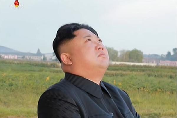 사진은 지난 15일 북한이 실시한 중거리 탄도미사일(IRBM) '화성-12형' 발사 현장을 찾은 김정은.ⓒ北선전매체 보도영상 화면캡쳐