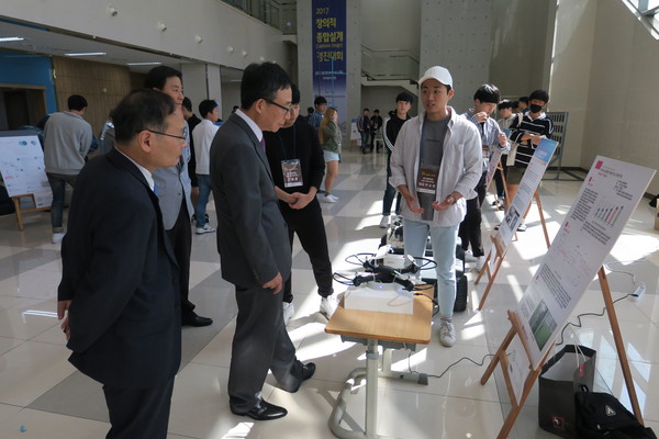 ▲ 김영호 총장이 20일 창의적 종합설계 경진대회장을 둘러보고 있다.ⓒ한국교통대학교