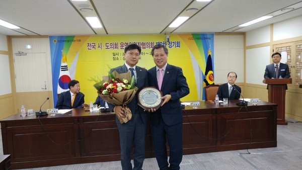 김종천 의원(왼쪽)이 20일 경상북도의회에서 열린 전국 시도의회 운영위원장협의회에서 공로패를 받았다.ⓒ대전시의회