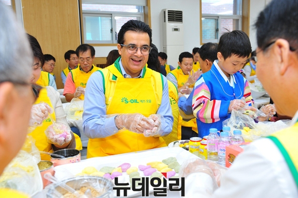 ▲ 오스만 알 감디 CEO가 임직원 봉사자들과 함께 홀몸노인, 한부모가정, 장애인 등 이웃들에게 전달할 송편을 빚고 있다.ⓒ에쓰-오일