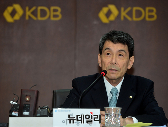 ▲ 이동걸 KDB산업은행 회장이 20일 오후 서울 영등포구 여의도 KDB산업은행 대회의실에서 열린 취임 기자간담회에 참석해 취재진의 질문에 답하고 있다.  ⓒ 뉴데일리 공준표 기자