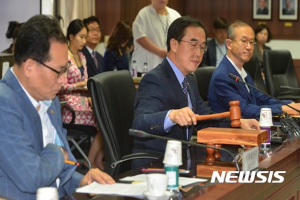 ▲ 21일 오전 서울 광화문 정부서울청사 통일부 대회의실에서 열린 제286차 남북교류협력추진협의회의에서 위원장인 조명균(가운데) 통일부 장관이 회의 시작을 알리며 의사봉을 두드리고 있다.ⓒ뉴시스. 무단 전재 및 재배포 금지