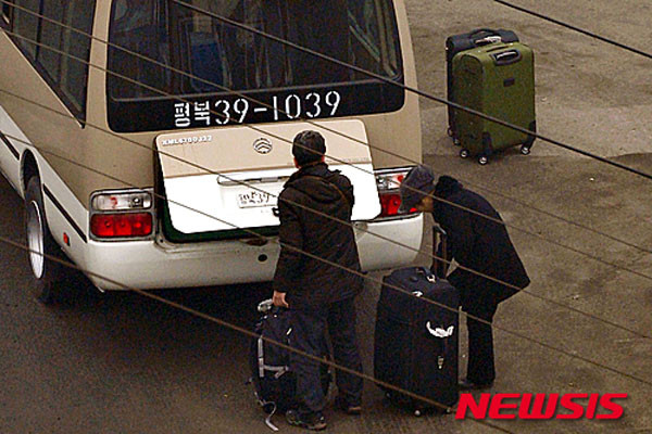 ▲ 2016년 3월 3일 中단둥 해관(세관)에 도착해 짐을 내리는 北보따리상. 최근 중국 당국의 대북제재 강화로 이런 영세 무역상들은 곤경에 처했다고 한다. 하지만 北노동당이나 군 소속 외화벌이 업체들의 무역은 별 지장이 없다고 한다. ⓒ뉴시스. 무단전재 및 재배포 금지.