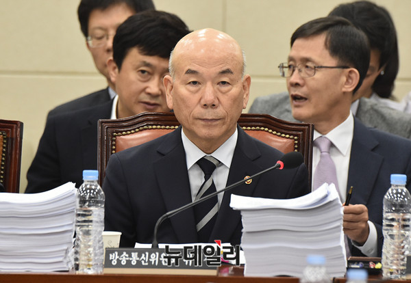 ▲ 21일 오전 국회 과방위 전체회의에 참석한 이효성 방통위원장. ⓒ뉴데일리 이종현 기자.