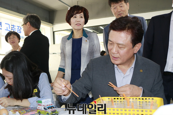 ▲ 김병우 교육감이 21일 충북진로직업체험박람회에서 학생들과 함께 직업체험을 하고 있다.ⓒ김종혁 기자