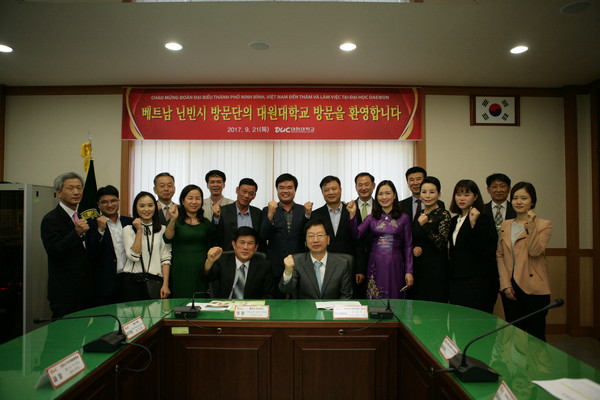 ▲ 우측 9명이 베트남 조국전선 의장단 일행들.ⓒ대원대학교