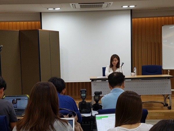 ▲ 21일 서초구 서울지방변호사회관에서 이은의 변호사의 도움을 받아 얼굴을 가린 채 인터뷰에 응하고 있는 S씨.  ⓒ 뉴데일리